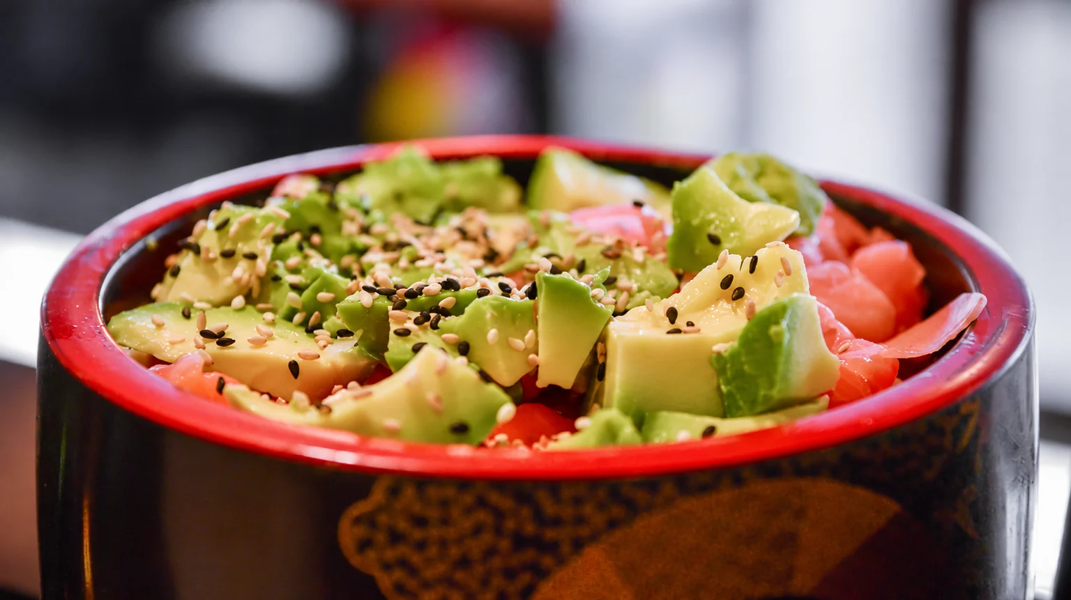 Illustration: Chirashi in a black and red bowl.